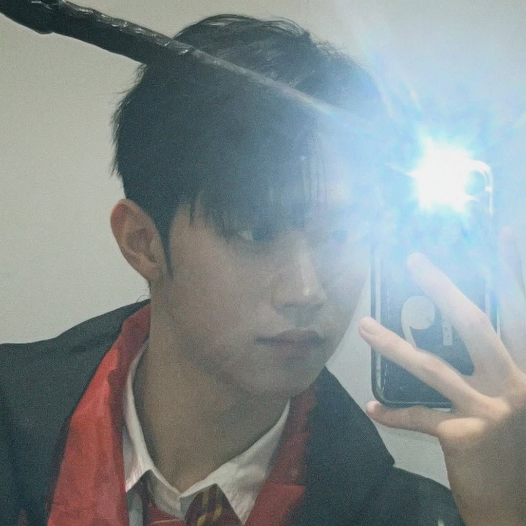 Behind-the-scenes cut of Hyunwoo (Xikers)