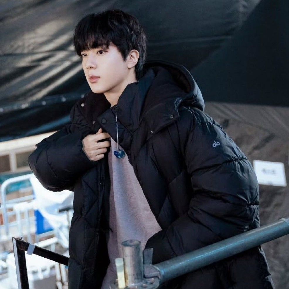 Momen yang diabadikan oleh penggemar Jin (BTS)