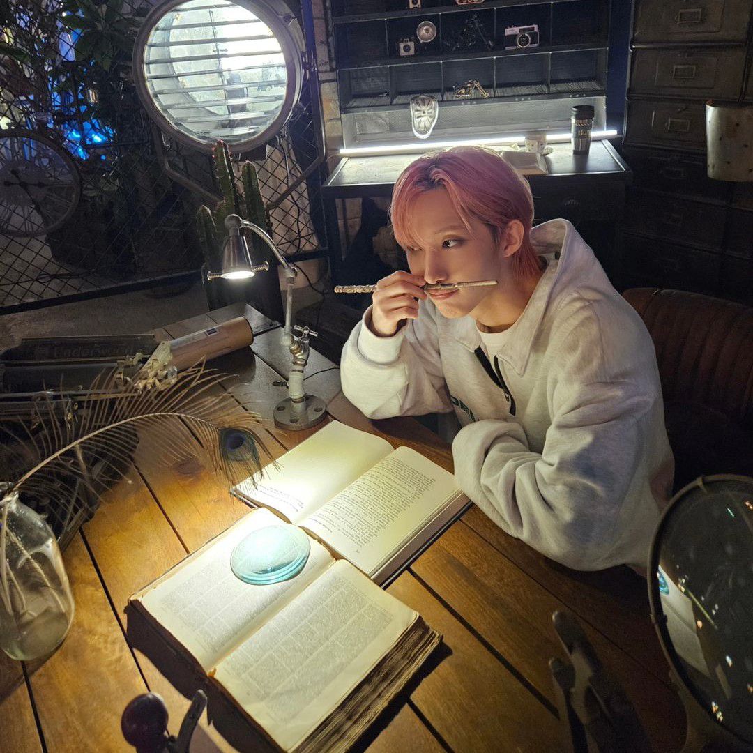 Behind-the-scenes cut of Hui (PENTAGON)