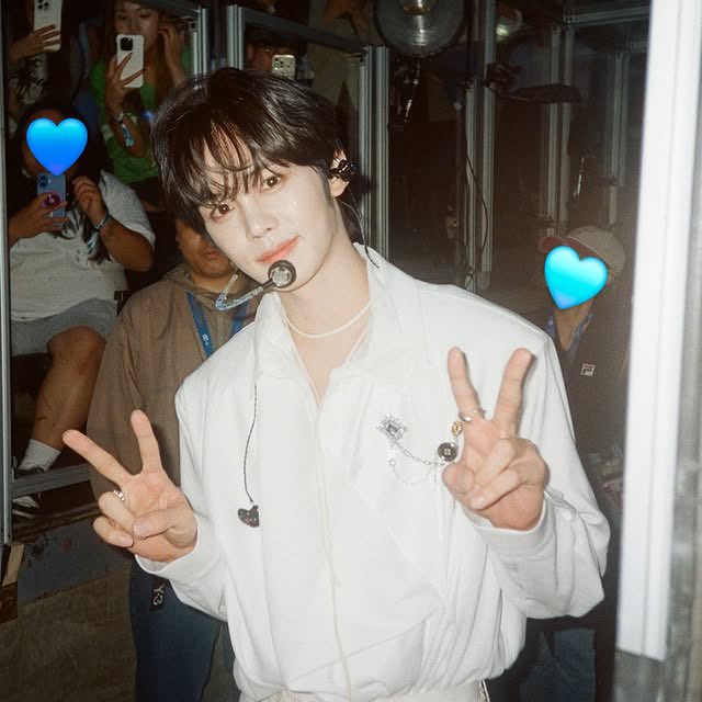 A moment captured by Kim Gyuvin (ZEROBASEONE)'s fan