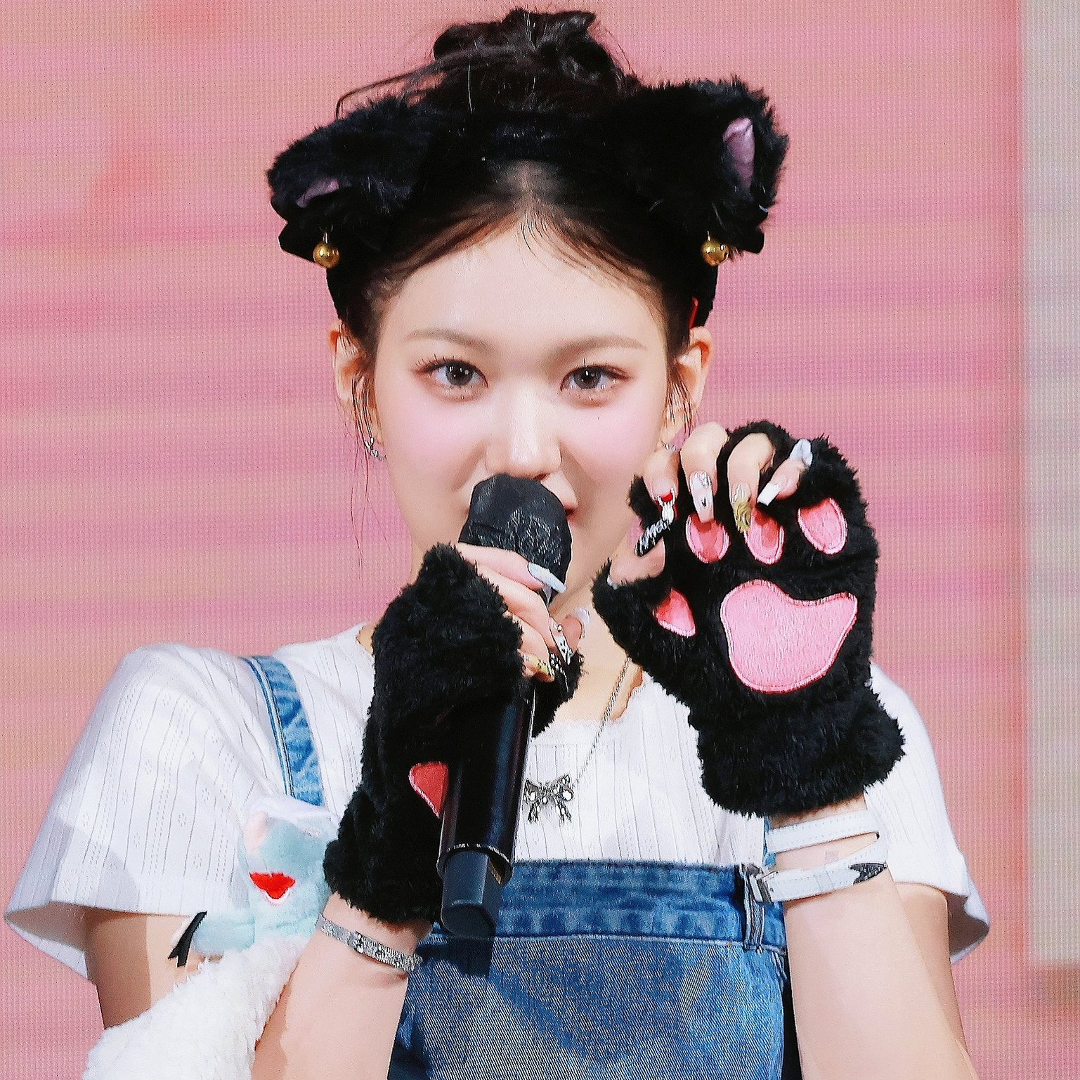 Behind-the-scenes cut of Yoon Jiyoon (izna)