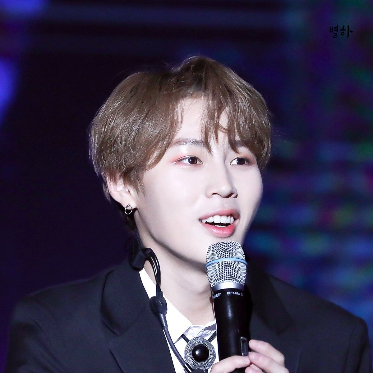 A moment captured by Ha Sungwoon's fan