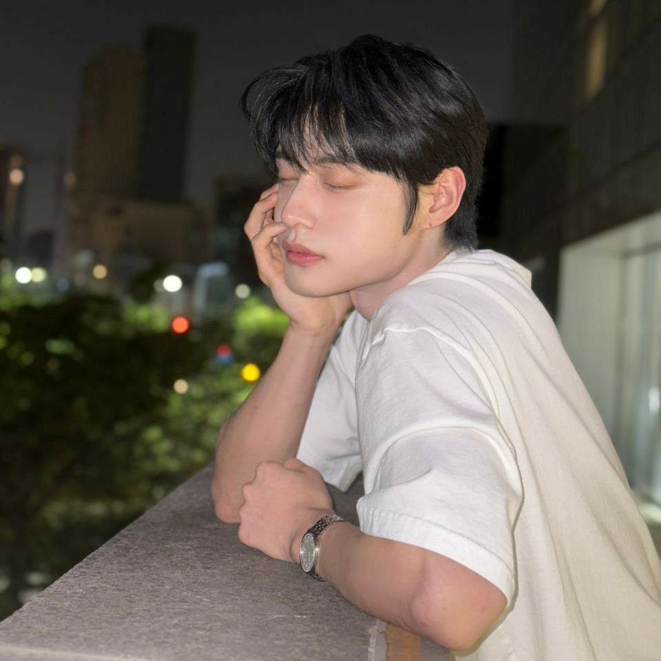 Behind-the-scenes cut of Kim Jiwoong (ZEROBASEONE)