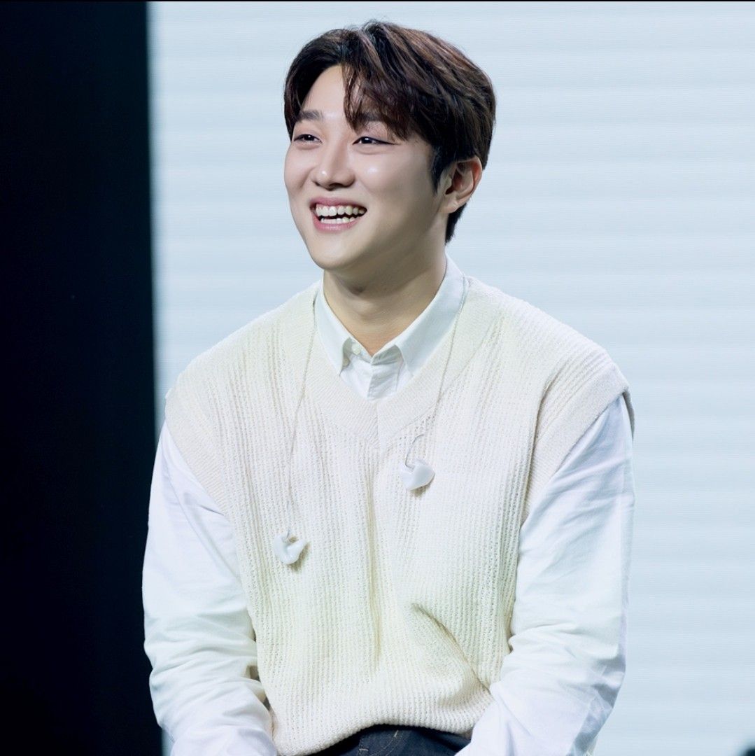 A moment captured by Hong Joochan (GoldenChild)'s fan