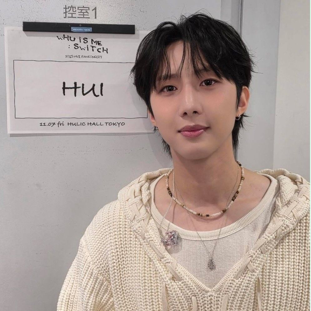 A moment captured by Hui (PENTAGON)'s fan