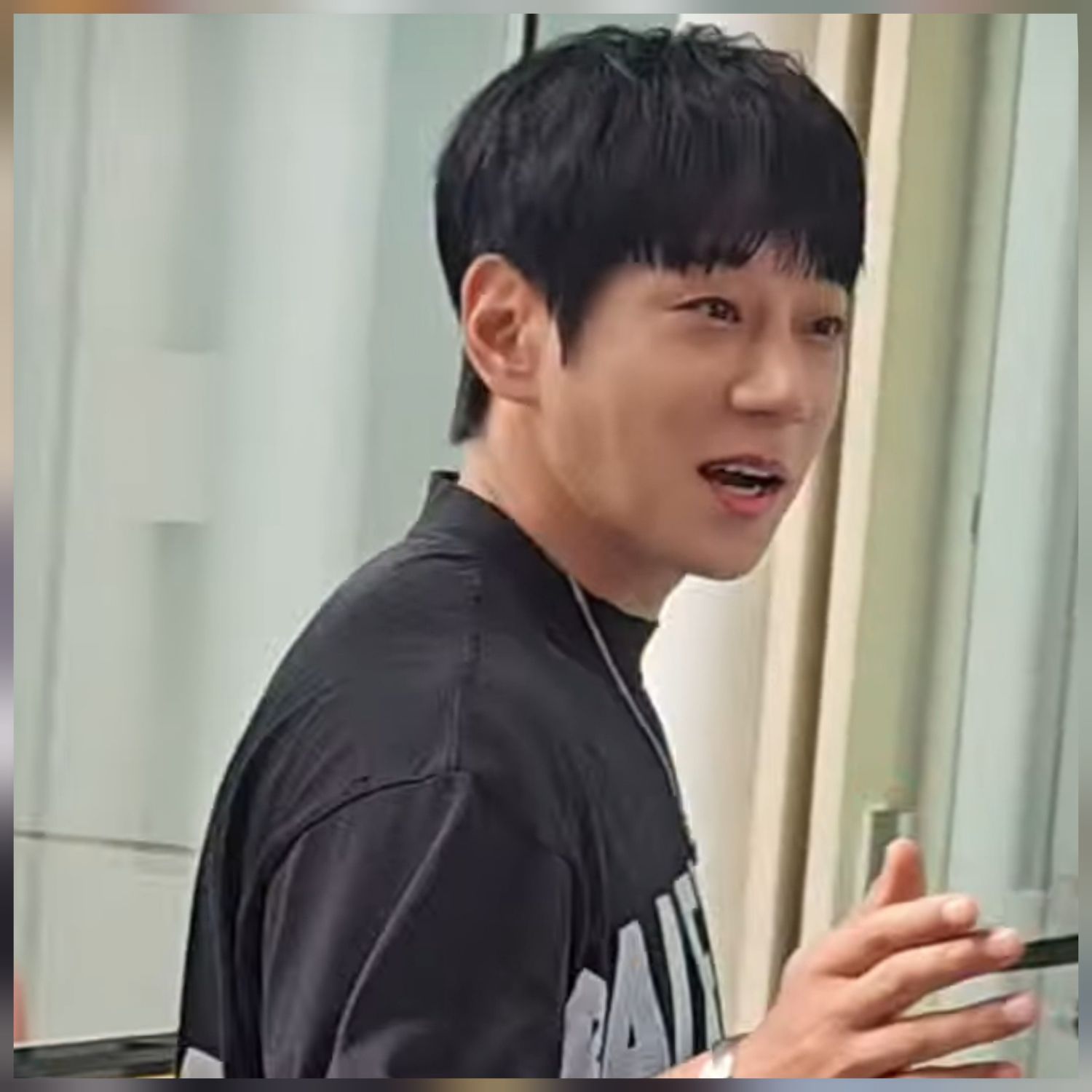 A moment captured by Hwang Chiyeol's fan