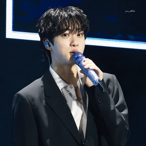 Jin (防弹少年团)的最新活动照片