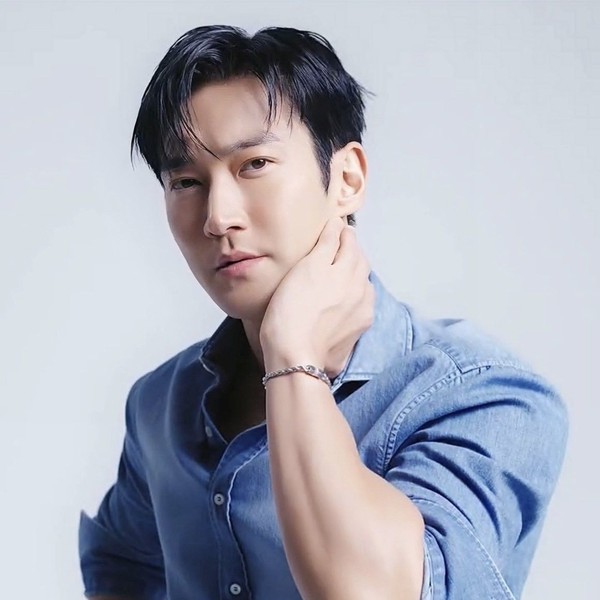 Signature photo of Siwon (Super Junior) capturing their charm