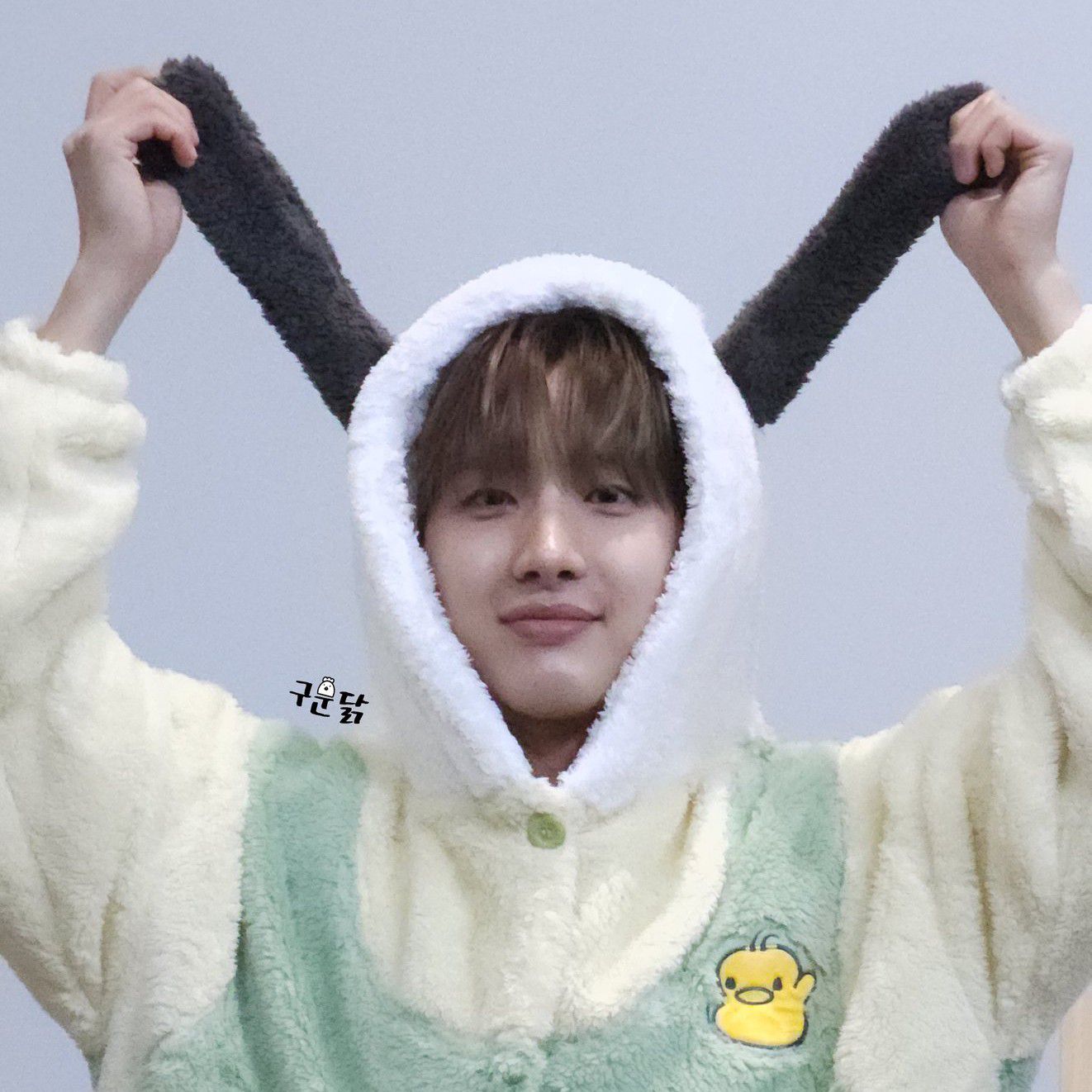 Foto aktivitas terbaru Hui (PENTAGON)