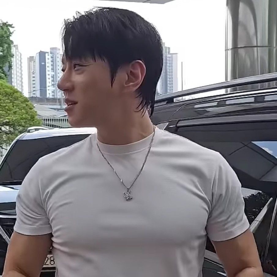 Latest photo of Hwang Chiyeol