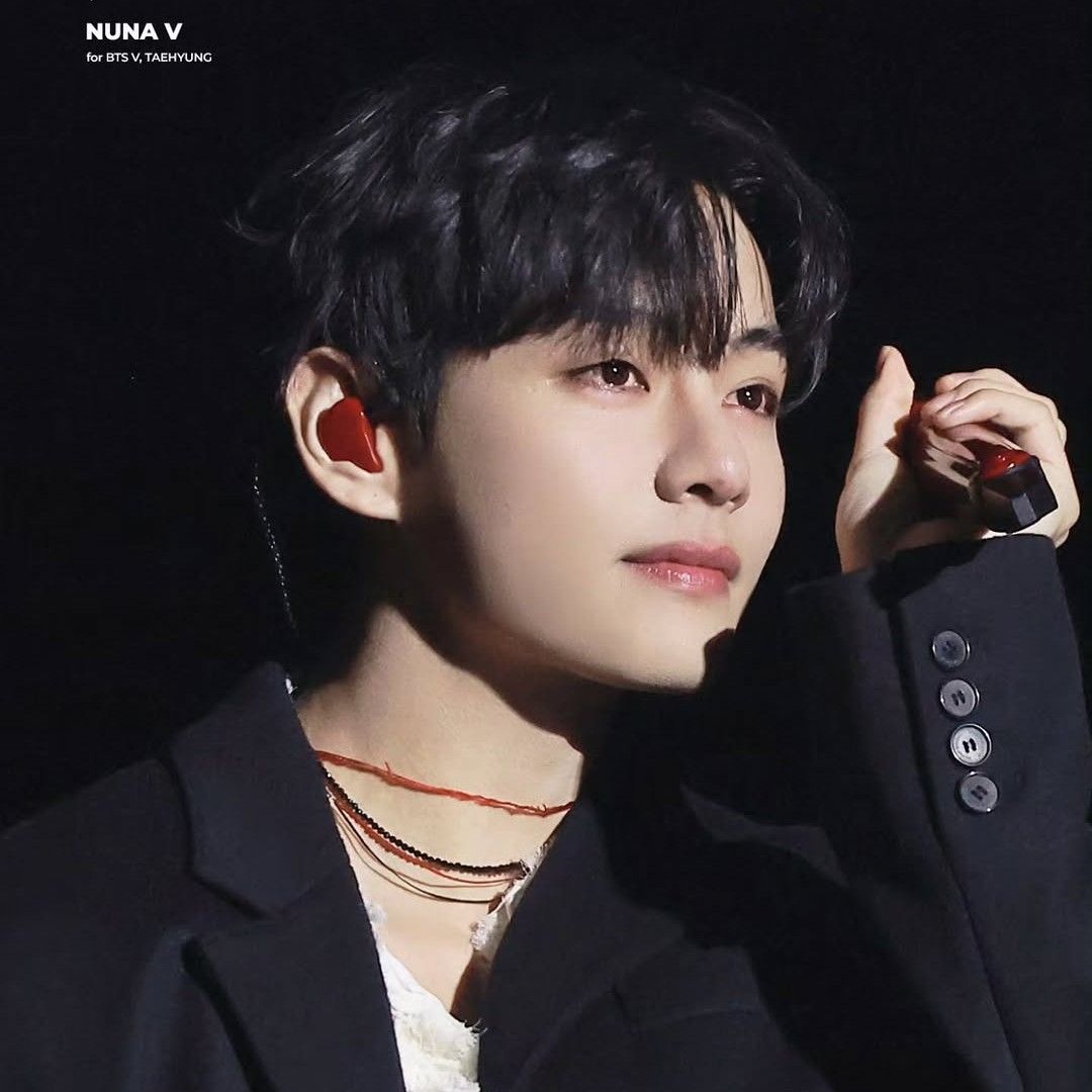 뷔 (방탄소년단)의 최신 사진