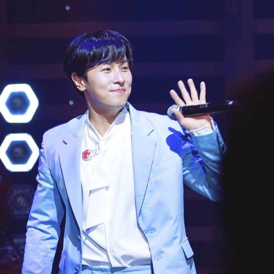 Behind-the-scenes cut of Kim Dongwan (SHINHWA)