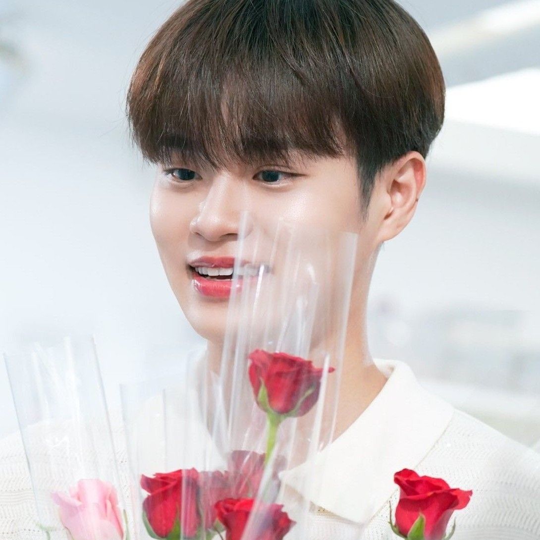 A moment captured by Lee Daehwi (AB6IX)'s fan