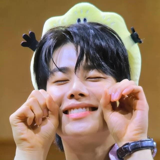 A moment captured by MJ (ASTRO)'s fan