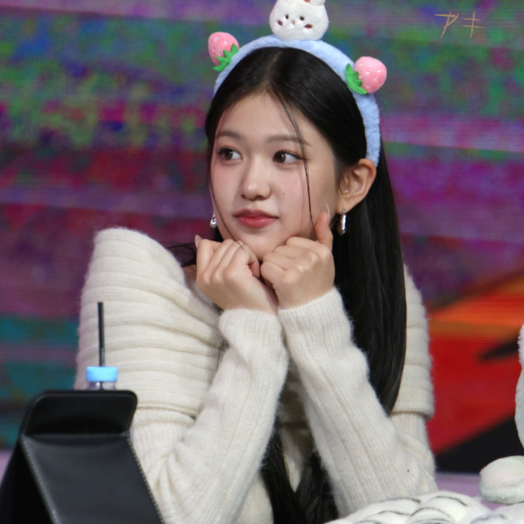 Behind-the-scenes cut of Yoon Jiyoon (izna)