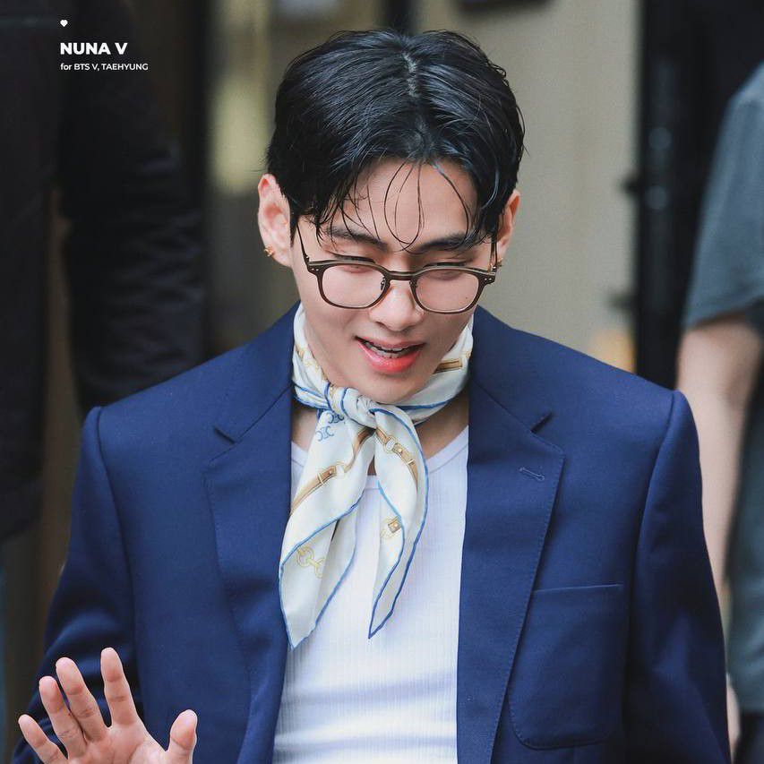 Foto aktivitas terbaru V (BTS)