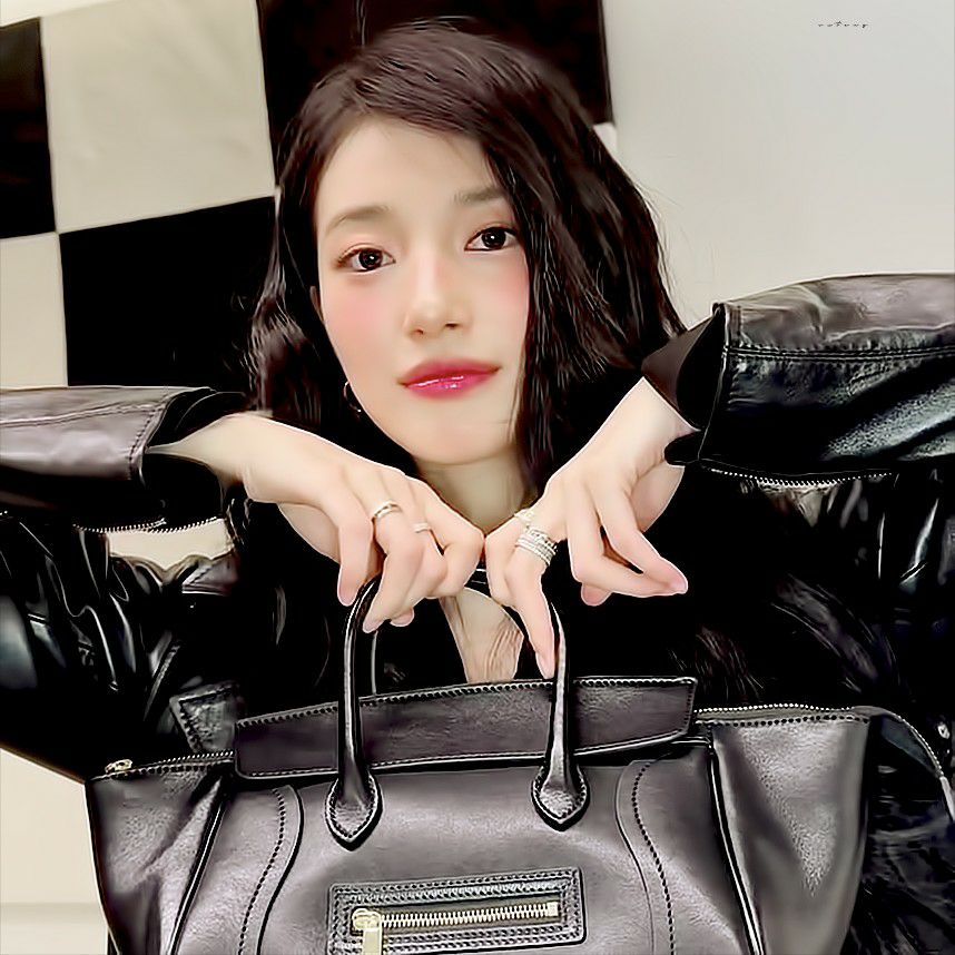 A moment captured by Suzy's fan