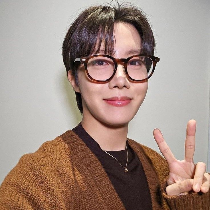 Foto aktivitas terbaru j-hope (BTS)