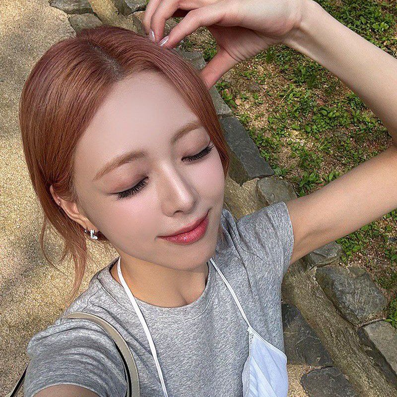 Behind-the-scenes cut of Yuna (ITZY)