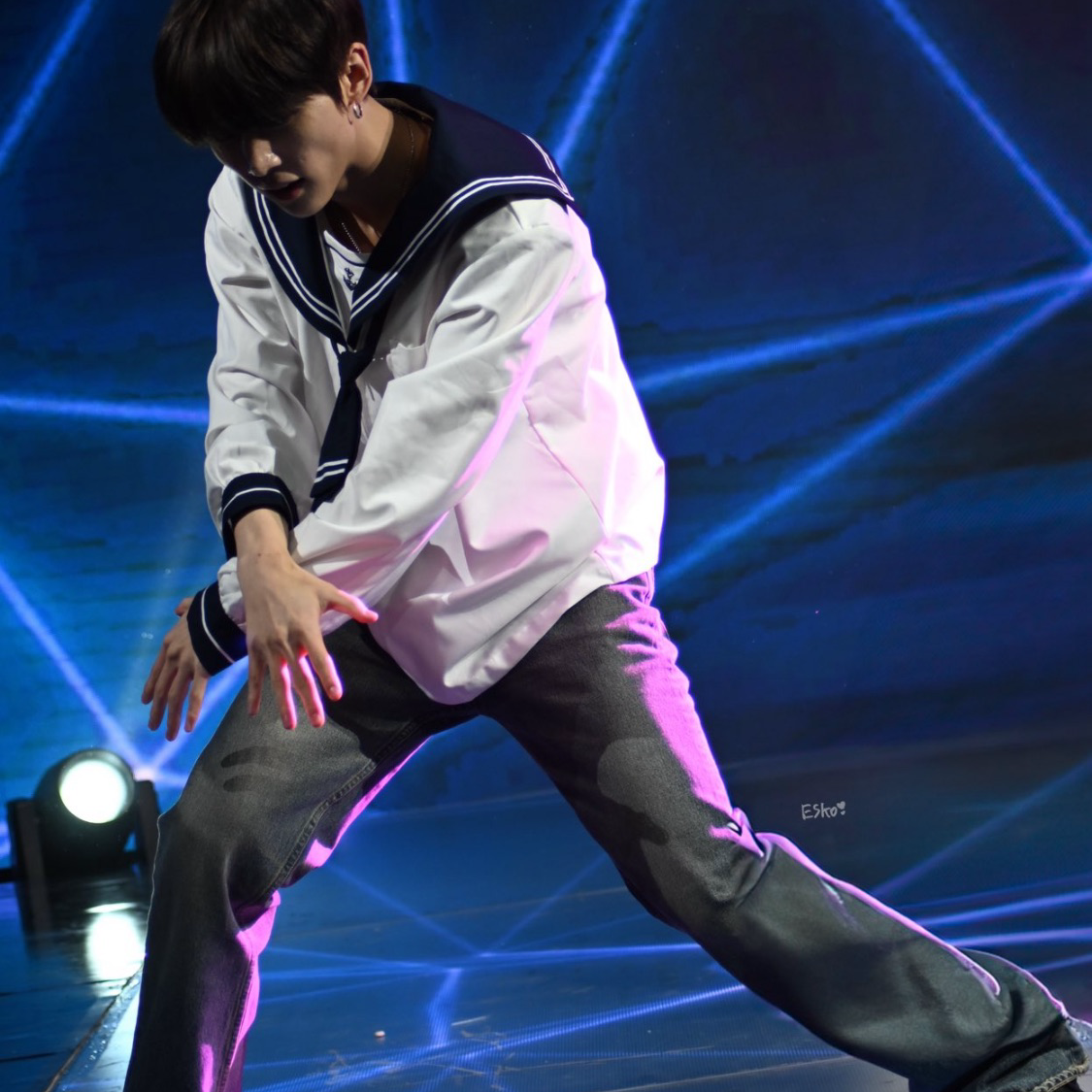 A moment captured by Hwi (TNX)'s fan