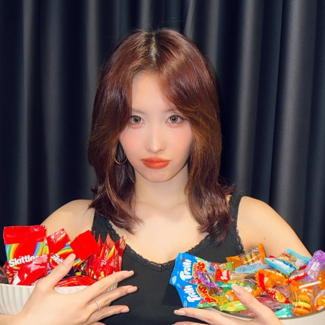 Recent activity shot of Momo (TWICE)