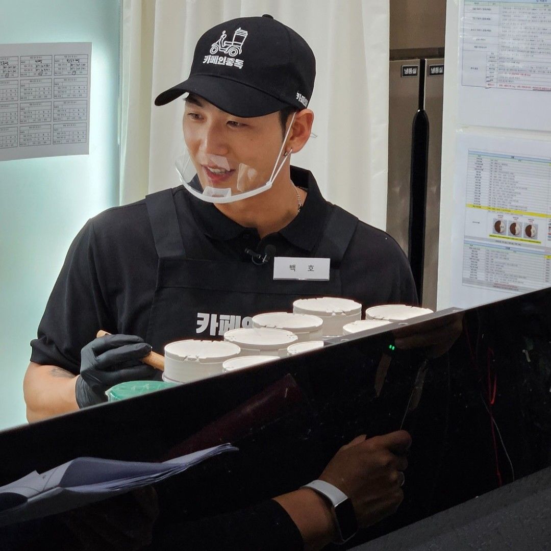 Behind-the-scenes cut of Baekho