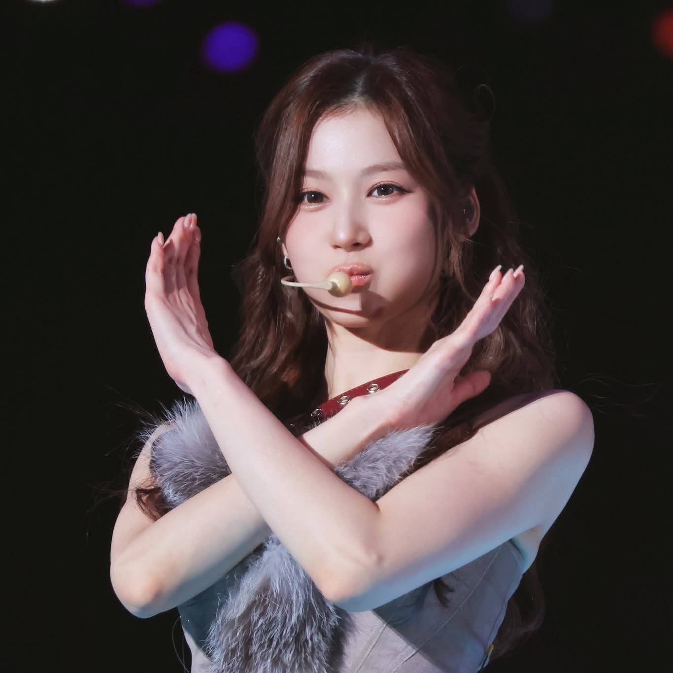 사나 (TWICE) 최근 활동샷