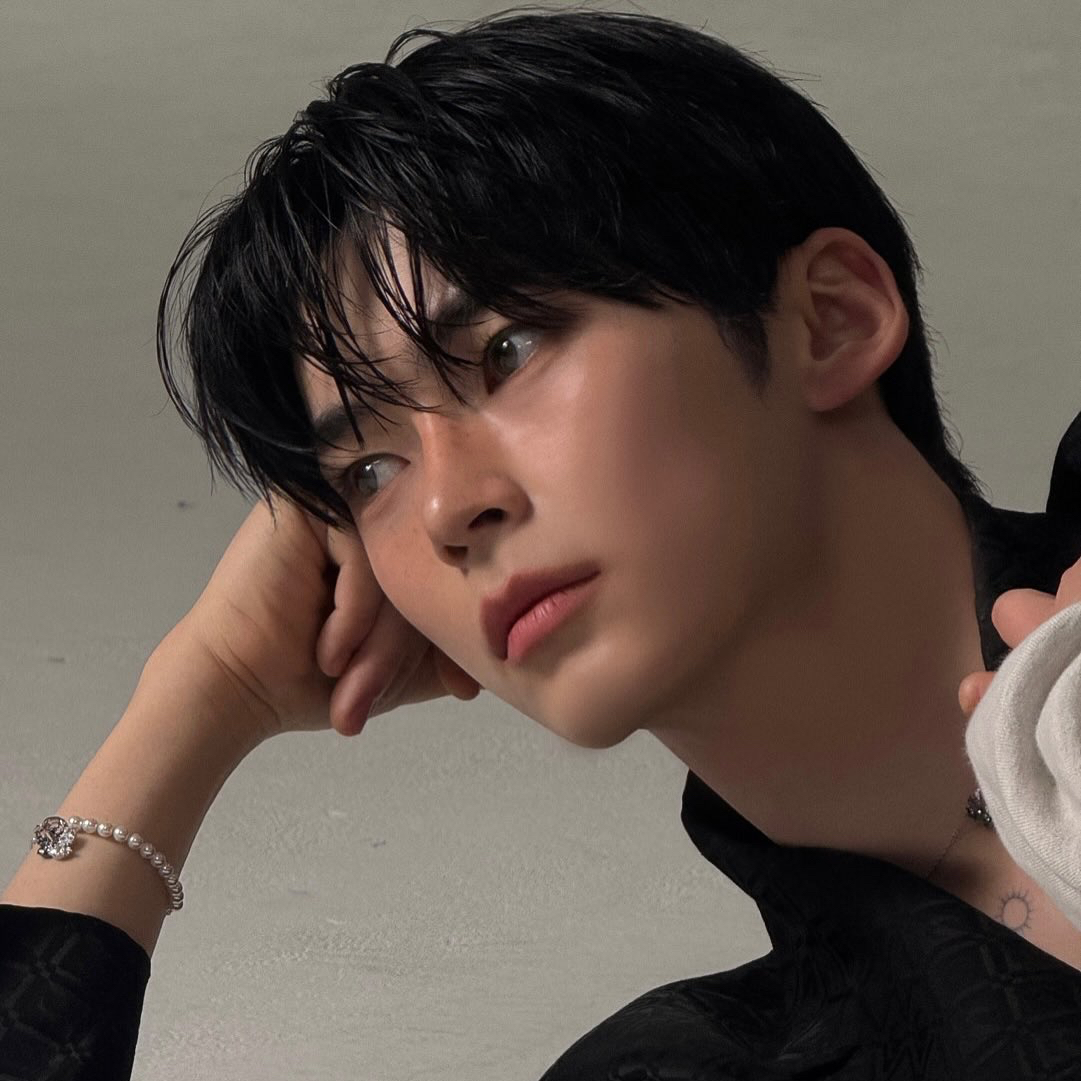 Latest photo of Sung Hanbin (ZEROBASEONE)