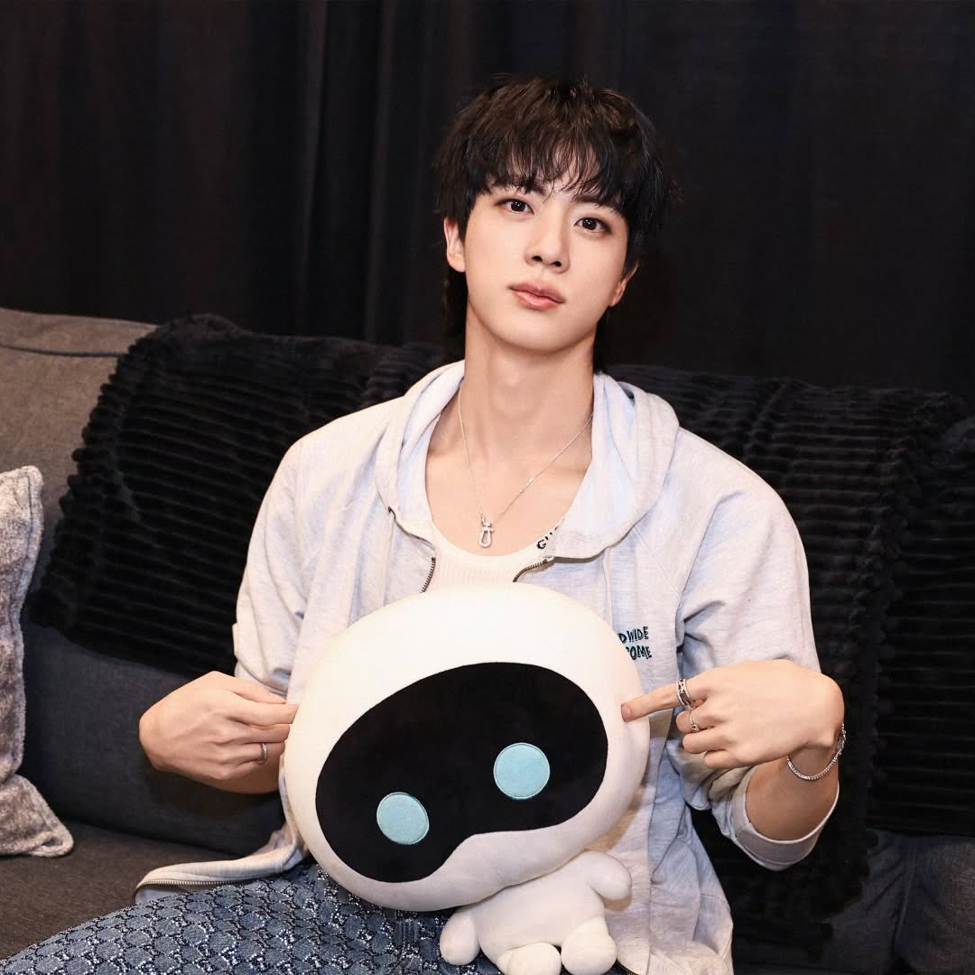 Behind-the-scenes cut of Jin (BTS)