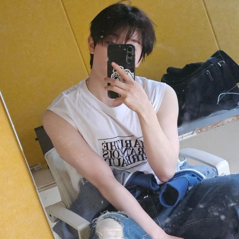 Behind-the-scenes cut of Hyuk (TEMPEST)