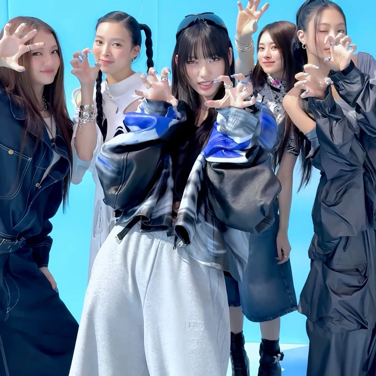 A moment captured by Ella (MEOVV)'s fan