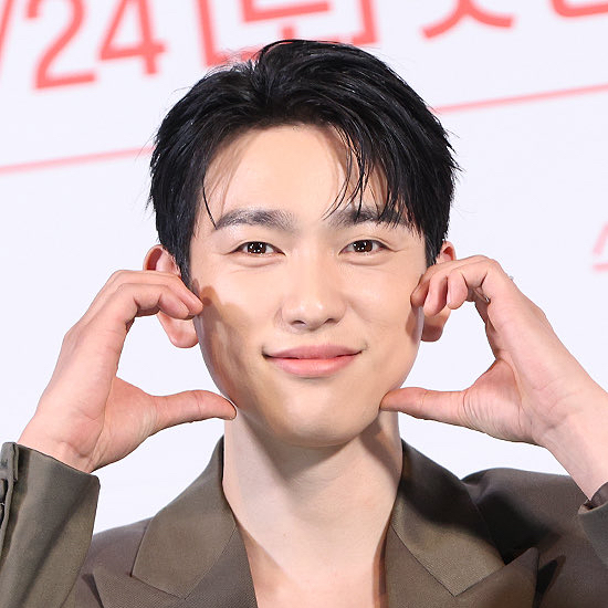 Behind-the-scenes cut of Jinyoung (GOT7)