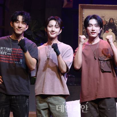 A moment captured by Hui (PENTAGON)'s fan