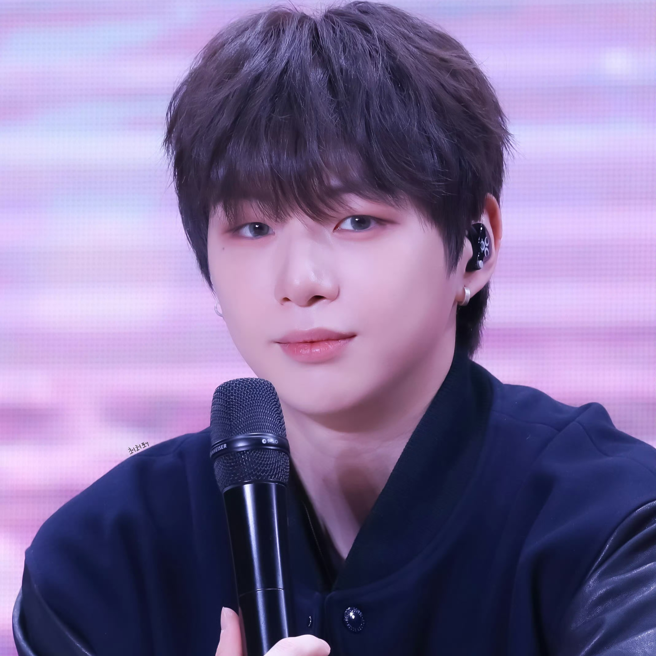 강다니엘의 비하인드 컷