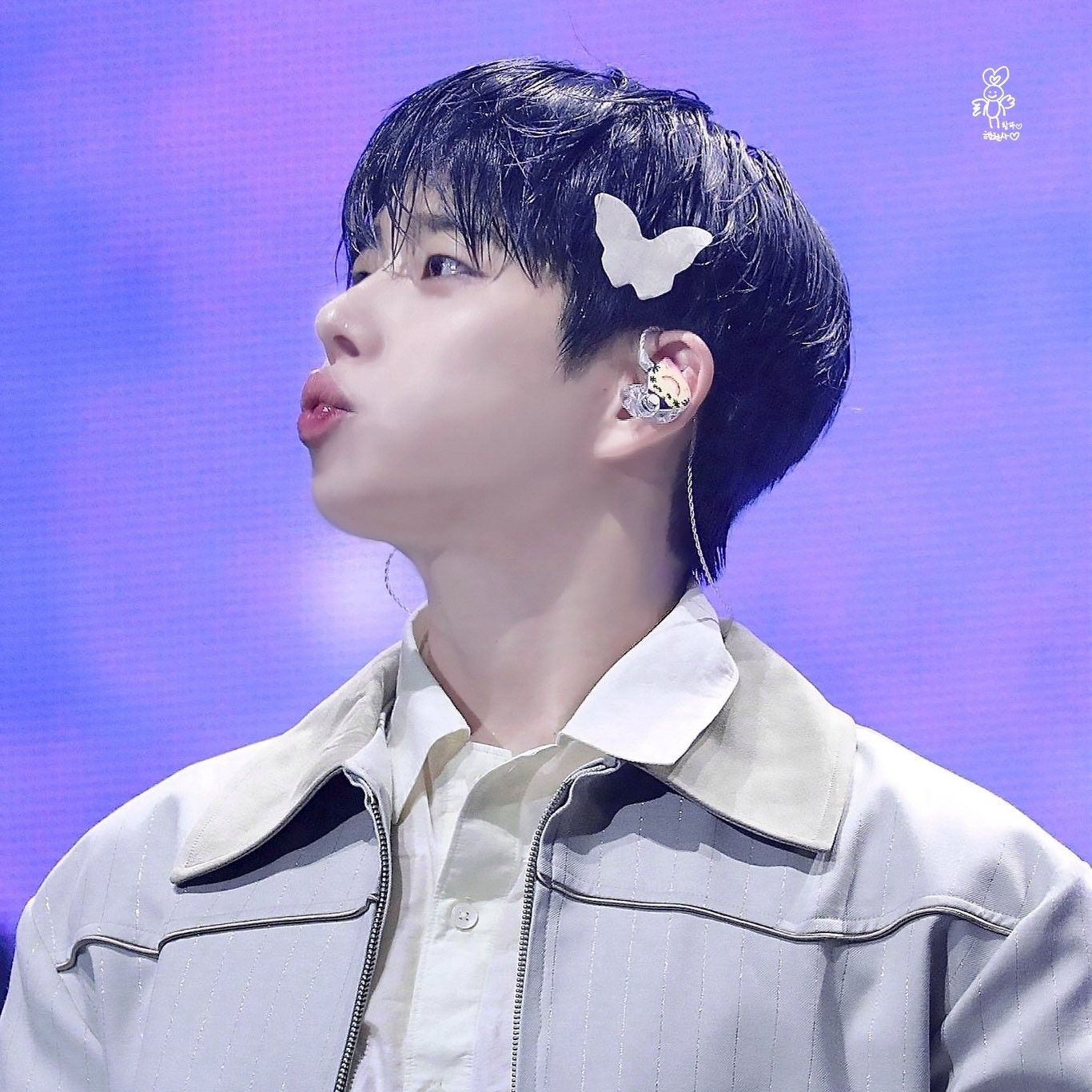 A moment captured by MJ (ASTRO)'s fan