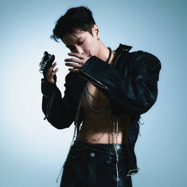 Behind-the-scenes cut of Lay (EXO)