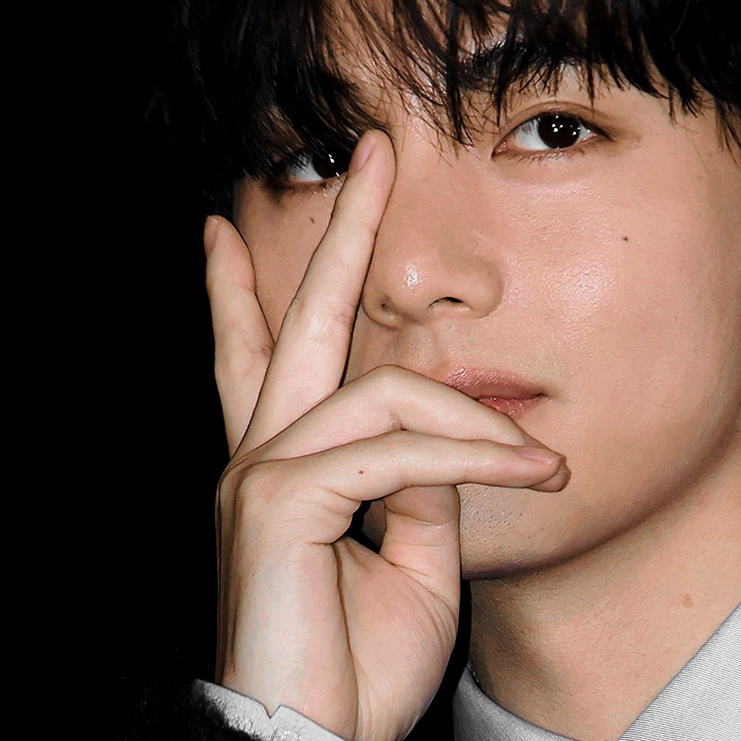 뷔 (방탄소년단)의 최신 사진