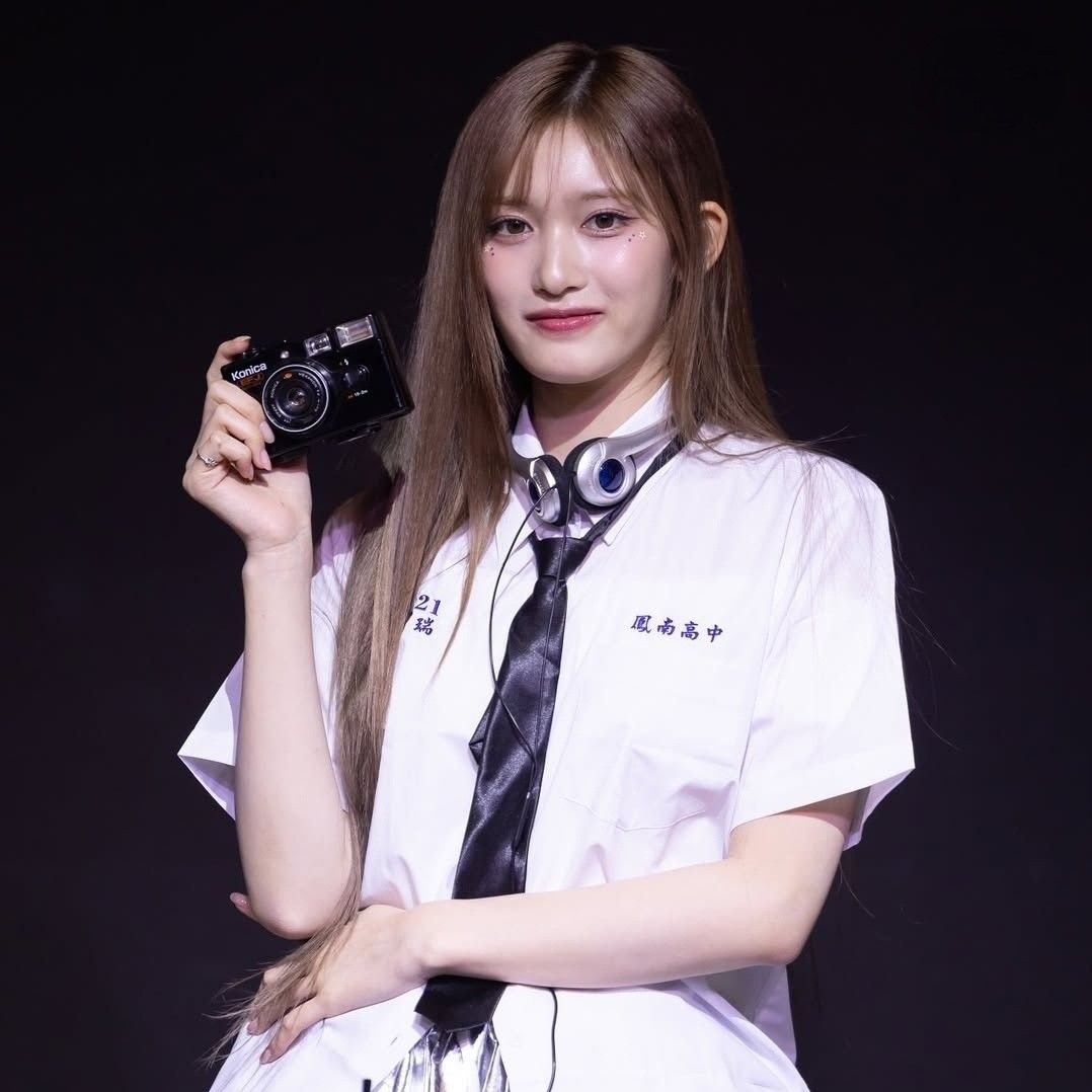 Behind-the-scenes cut of Leeseo (IVE)