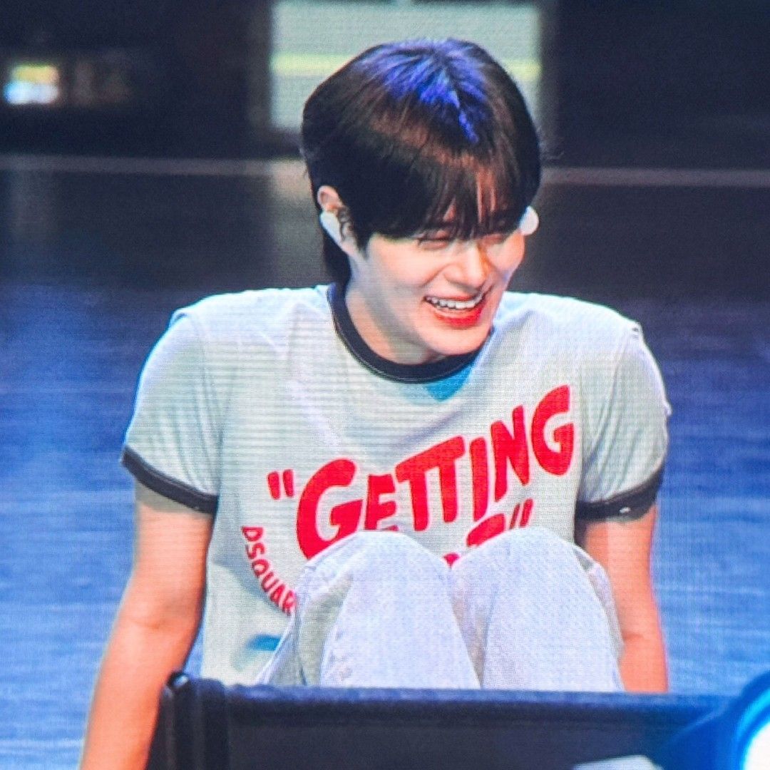 A moment captured by Lee Daehwi (AB6IX)'s fan
