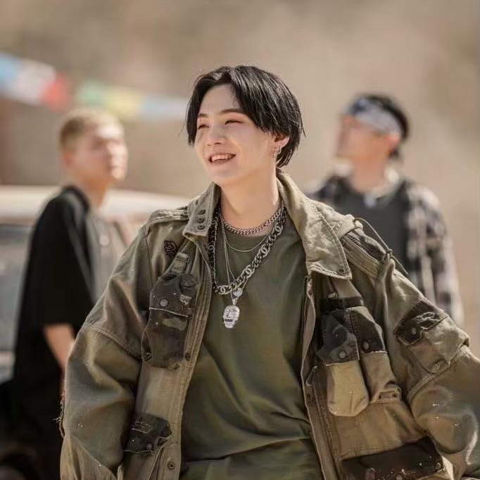 Foto aktivitas terbaru SUGA (BTS)