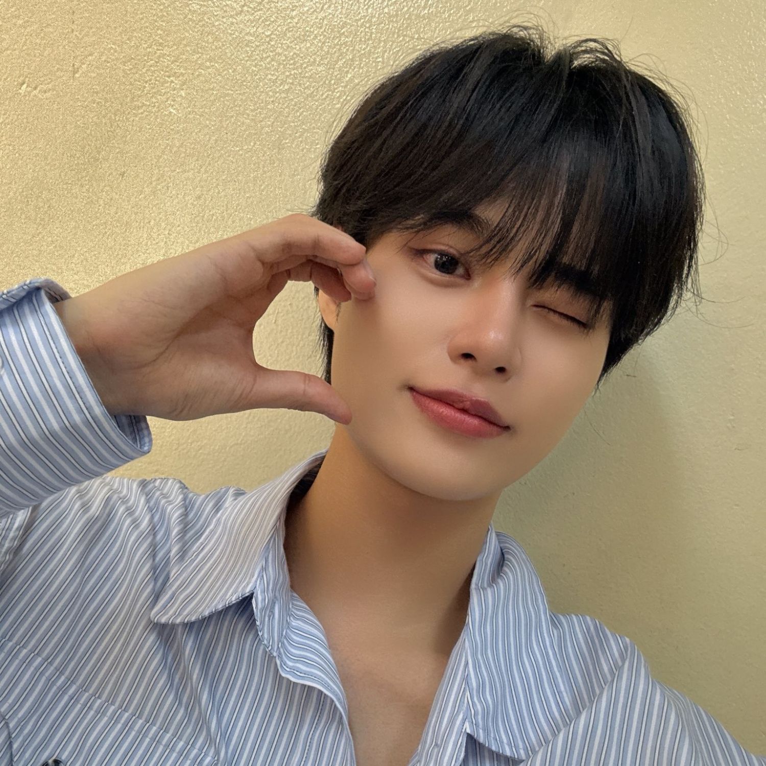 A moment captured by Lee Daehwi (AB6IX)'s fan