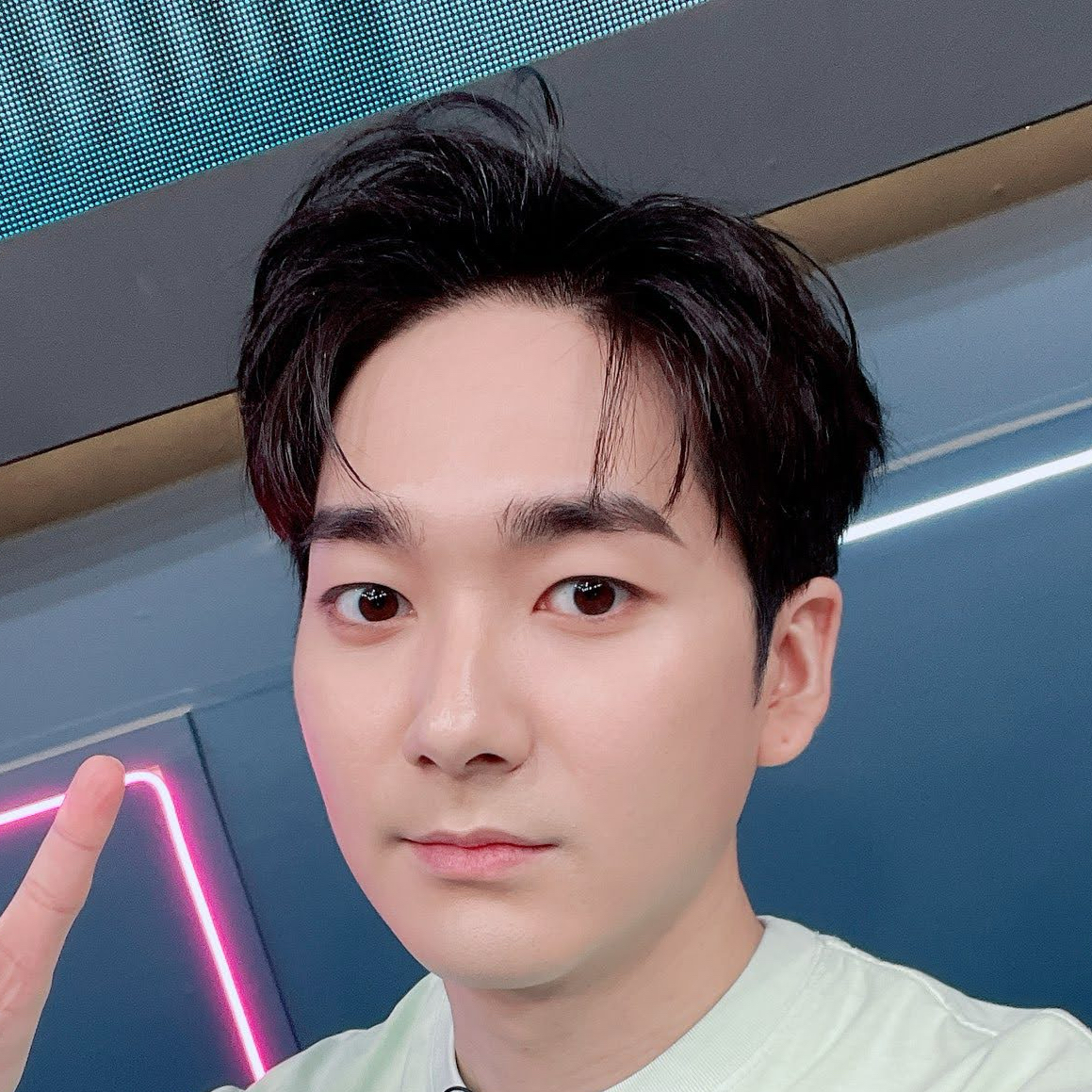 Behind-the-scenes cut of Aron