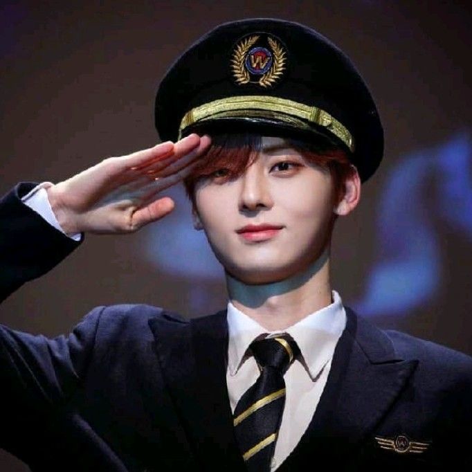 A moment captured by Hwang Minhyun's fan