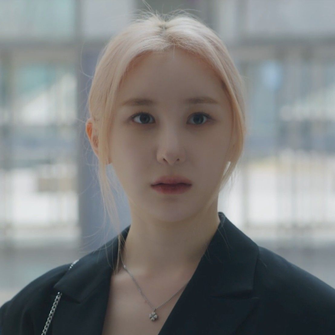 Behind-the-scenes cut of Lee Chaeyeon