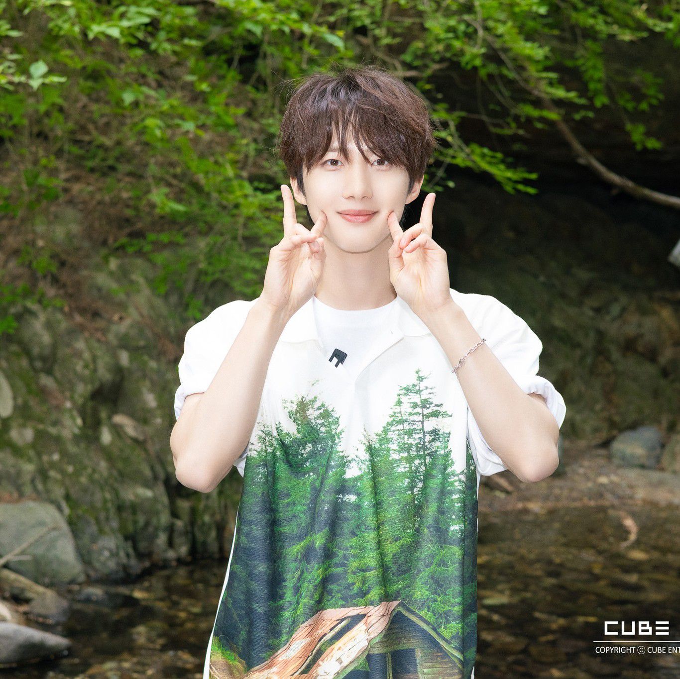 A moment captured by Hui (PENTAGON)'s fan