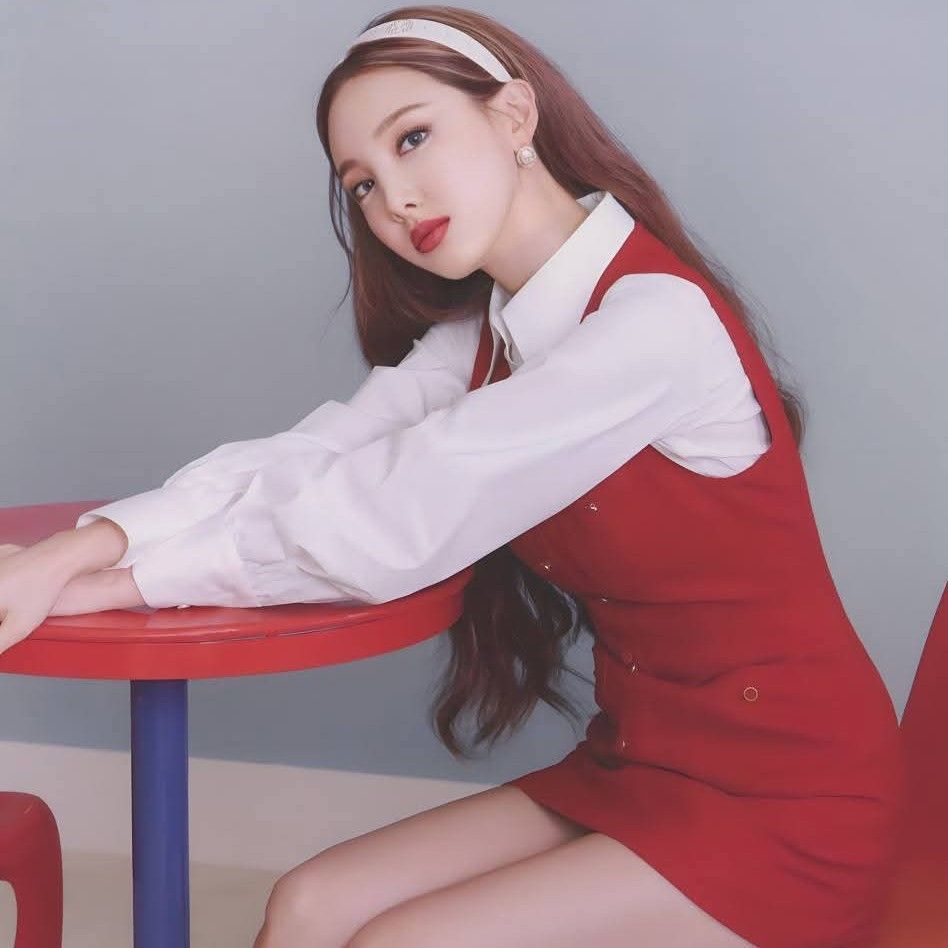 Behind-the-scenes cut of TWICE