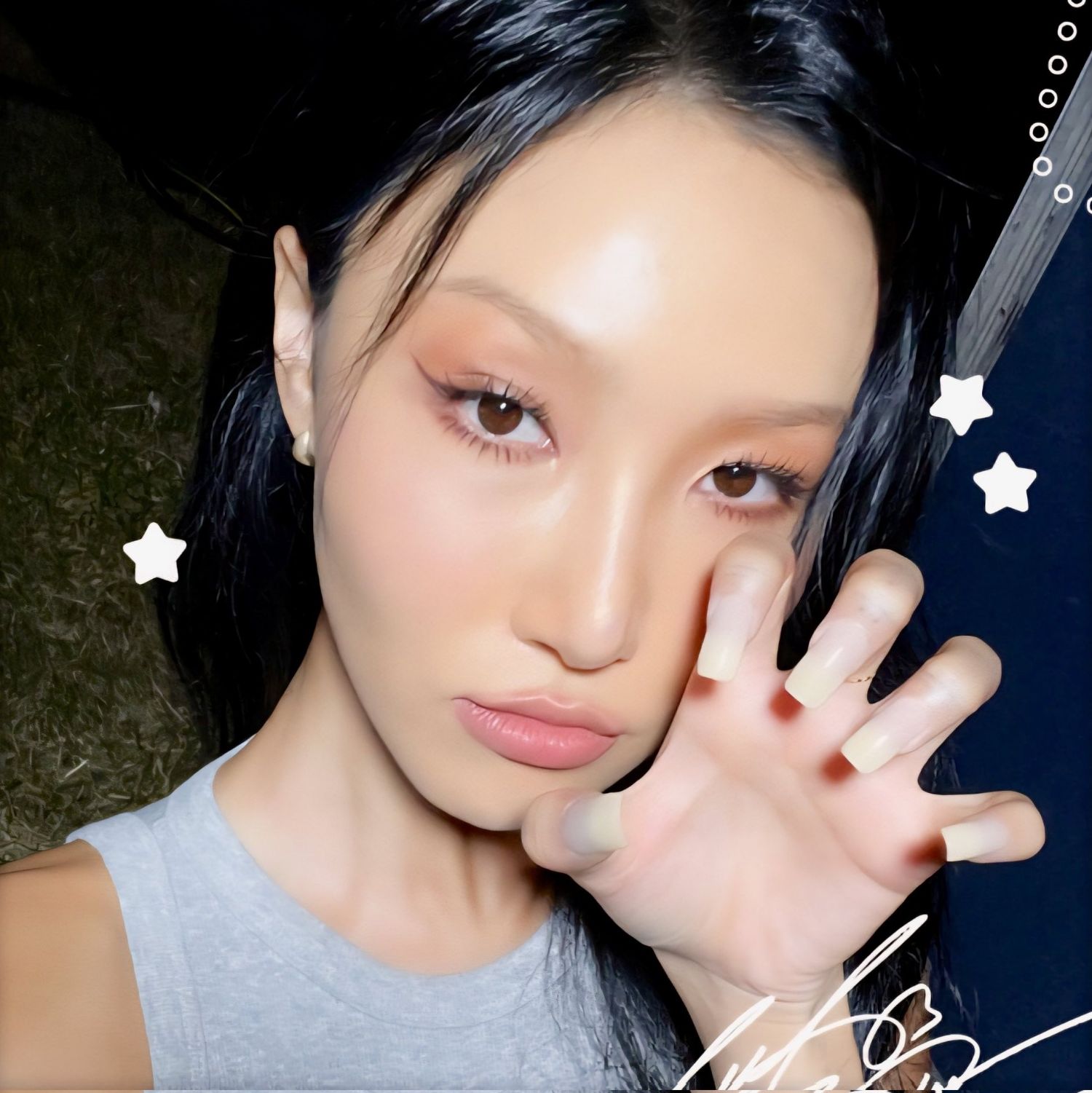 Recent activity shot of Hwasa (MAMAMOO)