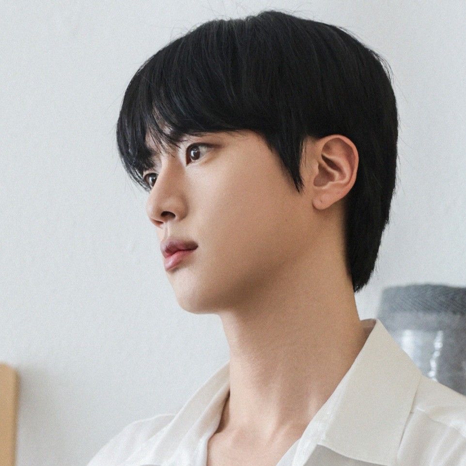 Foto aktivitas terbaru Jin (BTS)