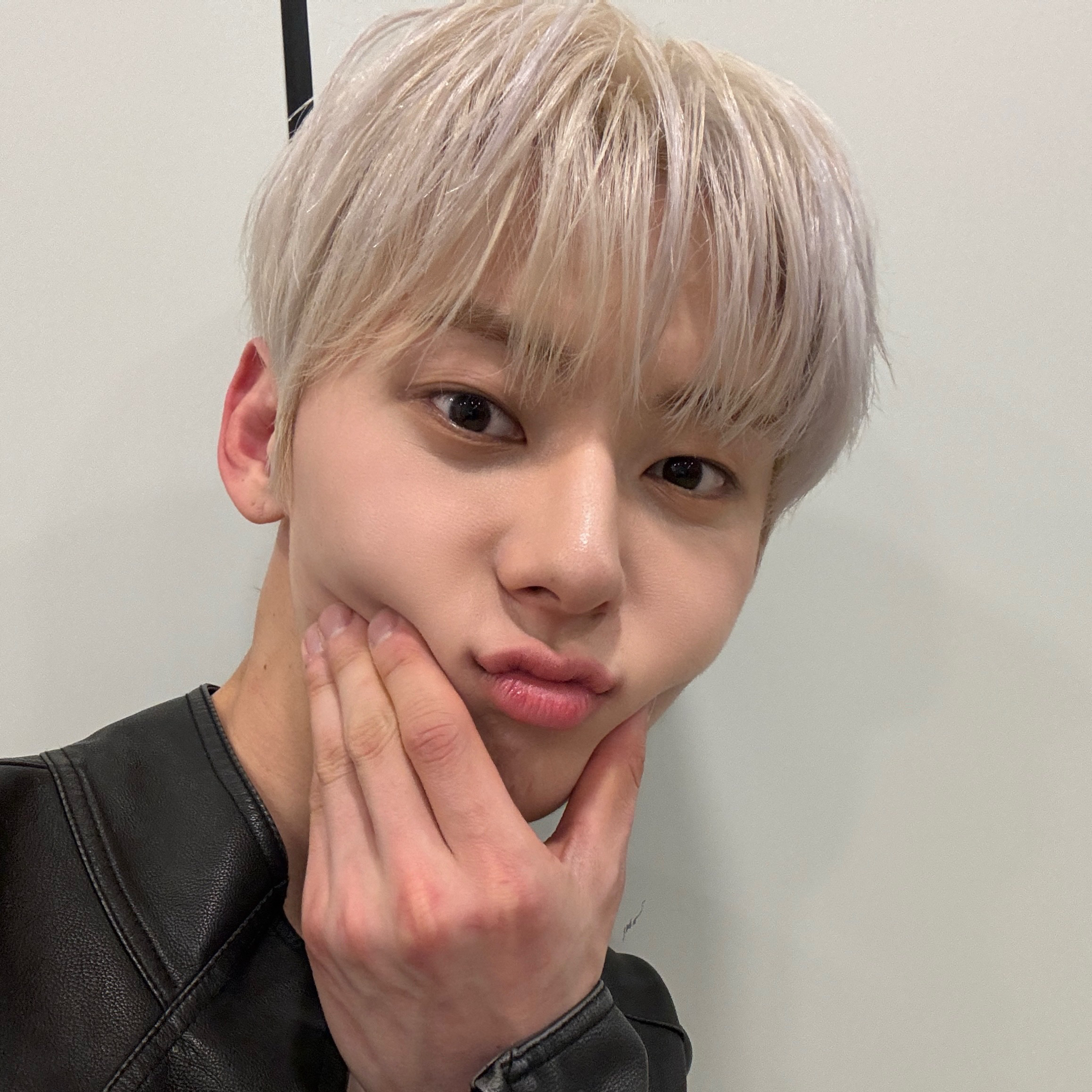 A moment captured by Hwang Minhyun's fan