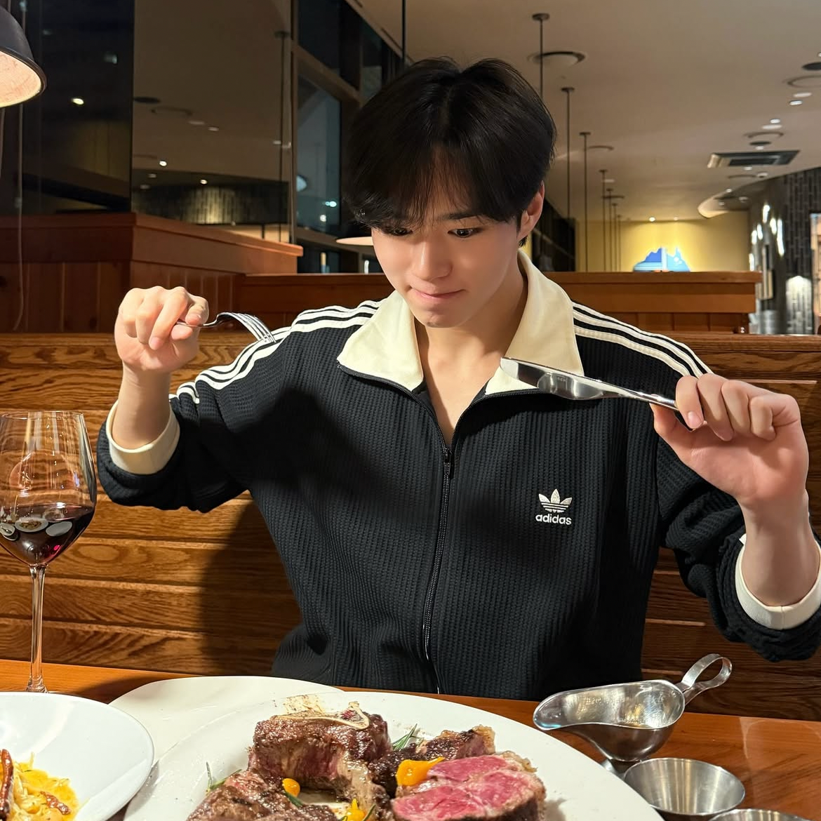 Behind-the-scenes cut of Kim Junseo (ALPHA DRIVE ONE)